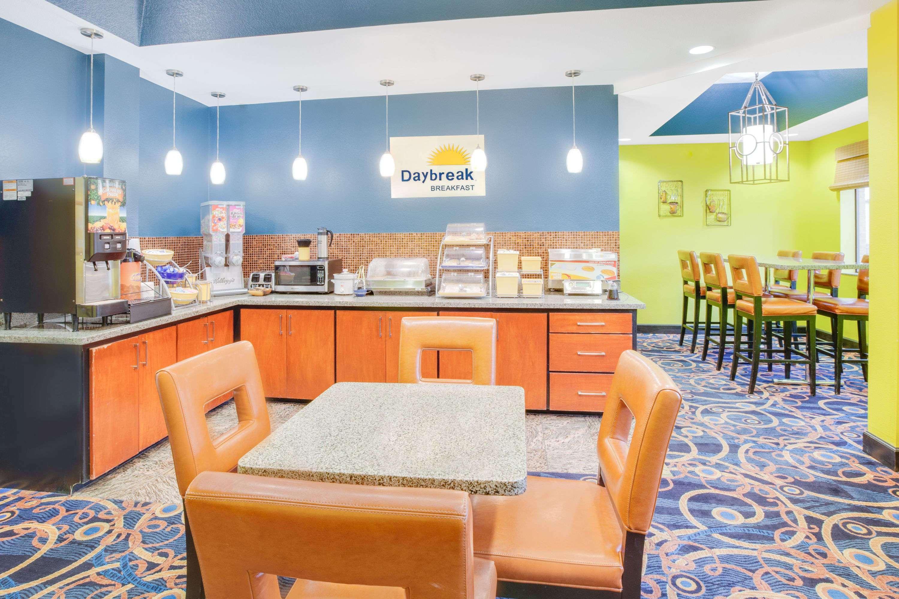 Days Inn & Suites By Wyndham Russellville Exterior photo