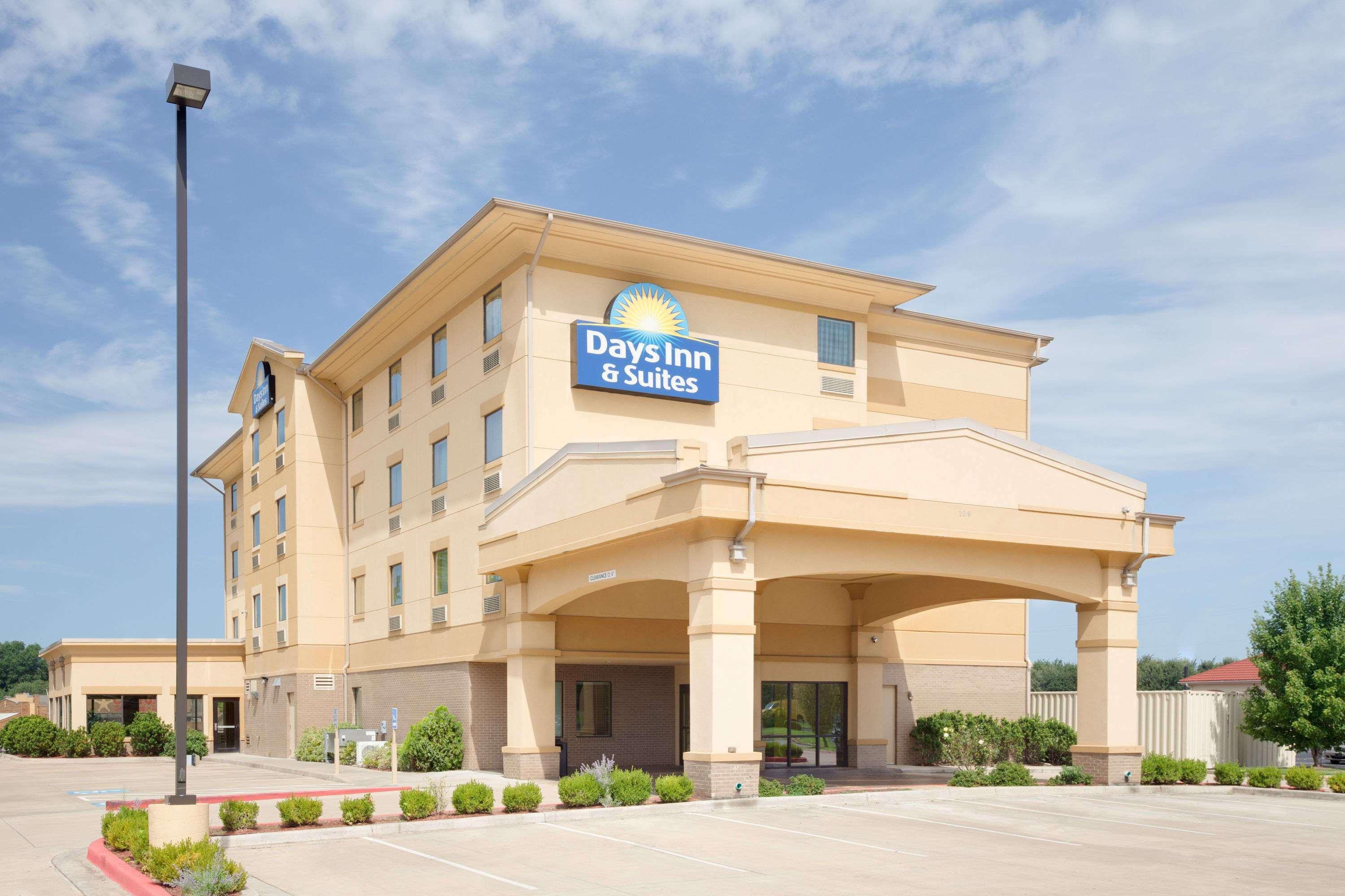 Days Inn & Suites By Wyndham Russellville Exterior photo