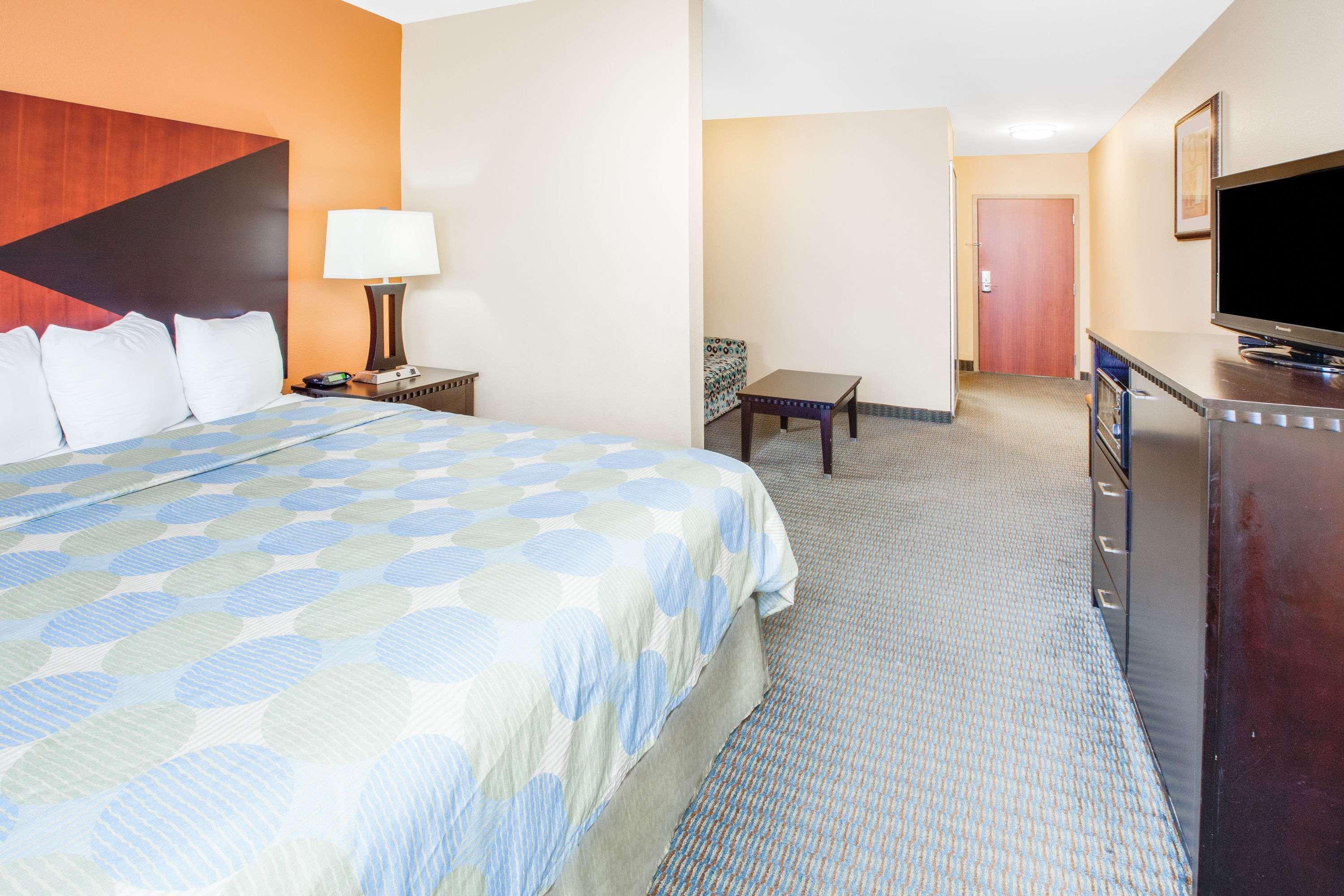 Days Inn & Suites By Wyndham Russellville Exterior photo